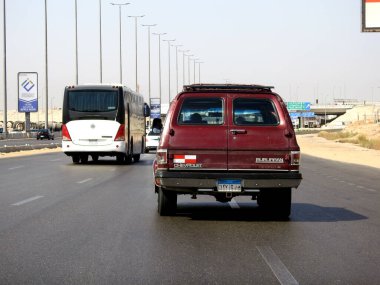 Kahire, Mısır, Ekim 12022: Chevrolet Suburban eski eski eski eski eski eski eski eski eski otomobil, üzerinde yeni Mısır plakası harfleri ve numaraları olan eski klasik bir SUV antika Chevrolet Amerikan arabası