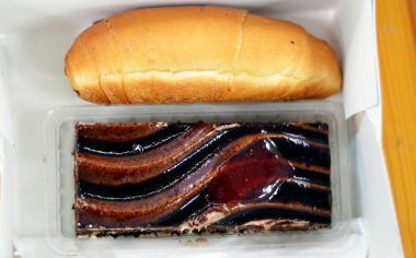 Çikolatalı kek, krem şantiyle doldurulmuş kahverengi kek ve üstüne çikolata ve karamel, peynir ezmesi, peynirle doldurulmuş, tatlı ve peynirli sandviç.