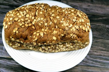 Yulaf ve susamlı taze buğday yulaflı tost, yulaf ezmesi (Avena sativa), bazen yulaf, yulaf ve rulo yulaf gibi tüketilen tohumları için yetiştirilen tahıl türü olarak da bilinir.