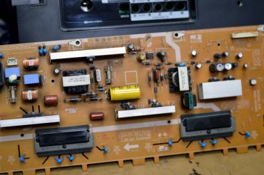Kahire, Mısır, Kasım 1 2023: LCD TV televizyon ana güç devresi, kablolar, trafolar, direniş, IC, yoğunlaştırıcılar, Samsung TV LCD 'sinin elektronik devreli onarımı