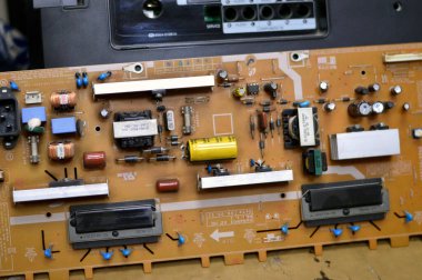 Kahire, Mısır, Kasım 1 2023: LCD TV televizyon ana güç devresi, kablolar, trafolar, direniş, IC, yoğunlaştırıcılar, Samsung TV LCD 'sinin elektronik devreli onarımı
