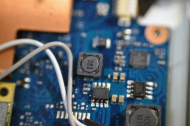 Kahire, Mısır, Kasım 12023: Bir dizüstü bilgisayarın bakımı, bir bilgisayar donanımında sorun düzeltme, bilgisayar bileşenleri değiştirme, sabit ve teknik destek bir teknisyen tarafından seçici odaklanma