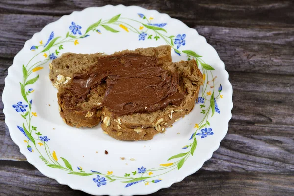 Buğday yulafı taze pişmiş tost, yulaf ezmesi ve susam, bazen üzerine fındık ezmesi sürülmüş tatlı fındıklı yulaf ezmesi, çikolatalı fındık ezmesi, erimiş çikolata ezmesi olarak da adlandırılır.