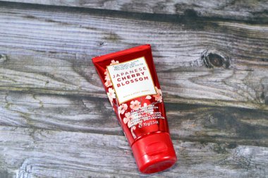 Kahire, Mısır, 6 Kasım 2023: Japon Kiraz Çiçeği Banyo ve kaporta işleri, nihai hidrasyon vücut kremi, banyo ve vücut işi LLC. sabun, losyon ve kremler için bir Amerikan perakende mağaza zinciri.