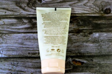 Kahire, Mısır, 6 Kasım 2023: Avon Cherish vücut losyonu, cildi yumuşatmak, sakinleştirmek ve nemlendirmek, cildini nemlendirmek, cilt bakımı, vücut bakımı konsepti, seçici odaklanma