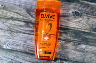 Kahire, Mısır, 6 Kasım 2023: Loreal Paris Elvive olağanüstü yağ, besleyici şampuan, normal saçlar, LOreal S.A. merkezi Clichy, Hauts-de-Seine 'de bulunan Fransız özel bakım şirketi.