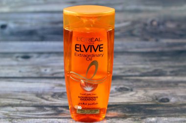 Kahire, Mısır, 6 Kasım 2023: Loreal Paris Elvive olağanüstü yağ, besleyici şampuan, normal saçlar, LOreal S.A. merkezi Clichy, Hauts-de-Seine 'de bulunan Fransız özel bakım şirketi.