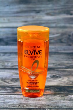 Kahire, Mısır, 6 Kasım 2023: Loreal Paris Elvive olağanüstü yağ, besleyici şampuan, normal saçlar, LOreal S.A. merkezi Clichy, Hauts-de-Seine 'de bulunan Fransız özel bakım şirketi.