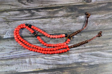 Müslümanların Allah 'a şükretmek için kullandığı 99 tespih boncuklu İslami tespih. Allah' ı övmek ve övmek gibi cümleler kurarak.