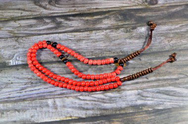 Müslümanların Allah 'a şükretmek için kullandığı 99 tespih boncuklu İslami tespih. Allah' ı övmek ve övmek gibi cümleler kurarak.