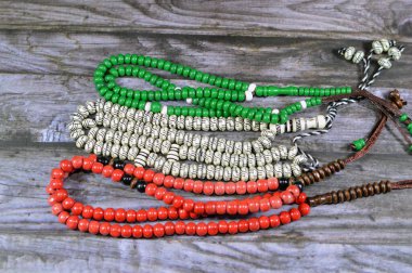 Müslümanların Allah 'a şükretmek için kullandığı 99 tespih boncuklu İslami tespih. Allah' ı övmek ve övmek gibi cümleler kurarak.