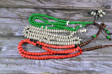 Müslümanların Allah 'a şükretmek için kullandığı 99 tespih boncuklu İslami tespih. Allah' ı övmek ve övmek gibi cümleler kurarak.