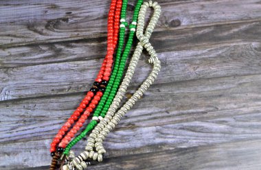 Müslümanların Allah 'a şükretmek için kullandığı 99 tespih boncuklu İslami tespih. Allah' ı övmek ve övmek gibi cümleler kurarak.