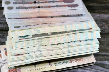 Mısır para desteleri 200 EGP LE, 100 ve 50 EGP LE banknotları 200, 150 Mısırlı ve 50 Pound döviz faturaları, Mısır para döviz kuru ve ekonomi durumu