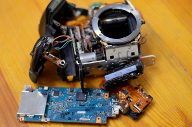 Kahire, Mısır, 2 Kasım 2023: DSLR fotoğraf ve video dijital kamera gövde onarımı teknisyen veya mühendis, kamera ve teknoloji donanımı bakım ve onarım Nikon Kamerası konsepti