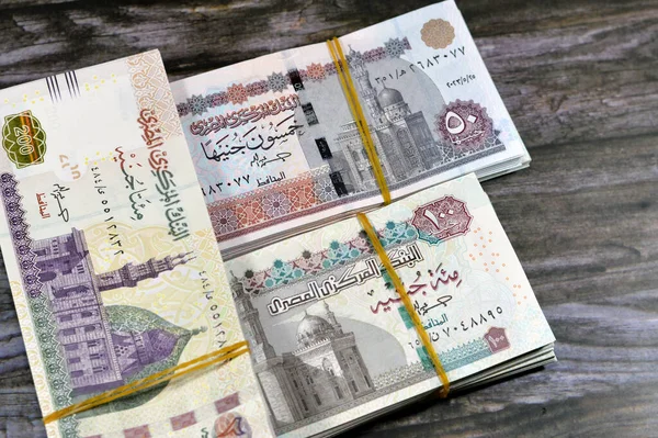 Mısır para desteleri 200 EGP LE, 100 ve 50 EGP LE banknotları 200, 150 Mısırlı ve 50 Pound döviz faturaları, Mısır para döviz kuru ve ekonomi durumu