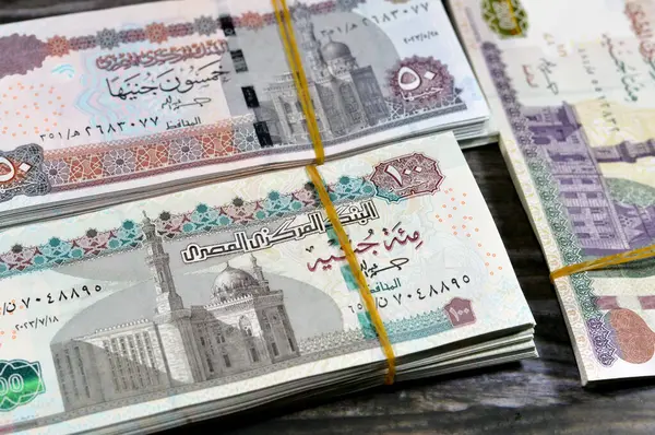 Mısır para desteleri 200 EGP LE, 100 ve 50 EGP LE banknotları 200, 150 Mısırlı ve 50 Pound döviz faturaları, Mısır para döviz kuru ve ekonomi durumu
