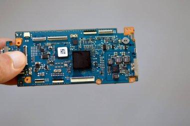 Kahire, Mısır, 2 Kasım 2023: DSLR fotoğraf ve video dijital kamera gövde onarımı teknisyen veya mühendis, kamera ve teknoloji donanımı bakım ve onarım Nikon Kamerası konsepti