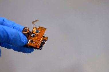 Kahire, Mısır, 2 Kasım 2023: DSLR fotoğraf ve video dijital kamera gövde onarımı teknisyen veya mühendis, kamera ve teknoloji donanımı bakım ve onarım Nikon Kamerası konsepti