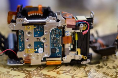 Kahire, Mısır, 2 Kasım 2023: DSLR fotoğraf ve video dijital kamera gövde onarımı teknisyen veya mühendis, kamera ve teknoloji donanımı bakım ve onarım Nikon Kamerası konsepti