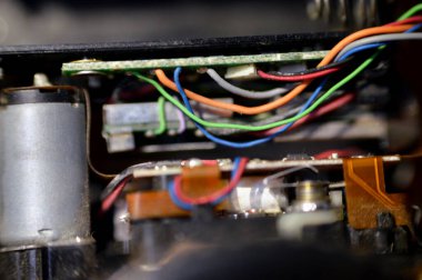 DSLR fotoğraf ve video dijital kamera gövdesi teknisyen veya mühendis, kamera ve teknoloji ekipmanı bakım ve onarım konsepti, eski SLR ekin sensörü ayna kamerası sabitlemesi
