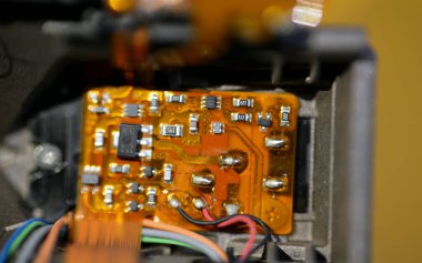 Kahire, Mısır, 2 Kasım 2023: DSLR fotoğraf ve video dijital kamera gövde onarımı teknisyen veya mühendis, kamera ve teknoloji donanımı bakım ve onarım Nikon Kamerası konsepti