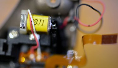 Kahire, Mısır, 2 Kasım 2023: DSLR fotoğraf ve video dijital kamera gövde onarımı teknisyen veya mühendis, kamera ve teknoloji donanımı bakım ve onarım Nikon Kamerası konsepti