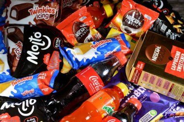 Kahire, Mısır, 4 Kasım 2023: Süpermarketten çeşitli ürünler, Nescafe klasiği, Nescafe tatlandırılmış cappuccino, çay ve malzeme, şekerli kek, molto, Cadbury çikolatası, meşrubat