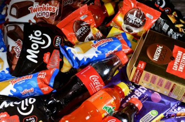 Kahire, Mısır, 4 Kasım 2023: Süpermarketten çeşitli ürünler, Nescafe klasiği, Nescafe tatlandırılmış cappuccino, çay ve malzeme, şekerli kek, molto, Cadbury çikolatası, meşrubat