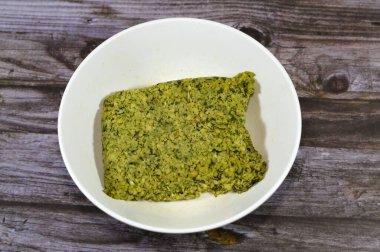 Geleneksel Mısır çiğ yeşil falafel, yeşil hamburger, nohut ve geniş fasulyeden yapılmış, yağda kızartılmış toplar veya köfte şeklinde börek, susamlı, çok popüler Mısır mutfağı.