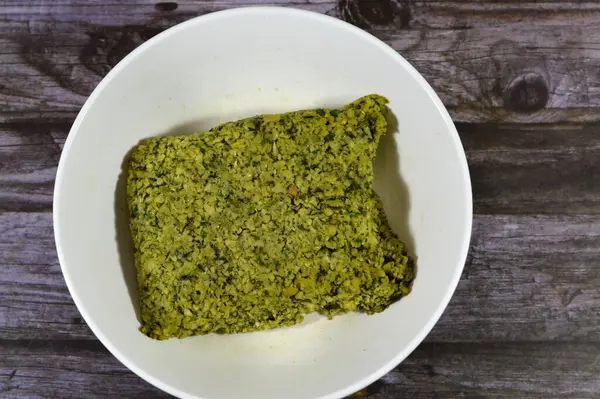 Geleneksel Mısır çiğ yeşil falafel, yeşil hamburger, nohut ve geniş fasulyeden yapılmış, yağda kızartılmış toplar veya köfte şeklinde börek, susamlı, çok popüler Mısır mutfağı.