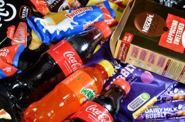 Kahire, Mısır, 4 Kasım 2023: Süpermarketten çeşitli ürünler, Nescafe klasiği, Nescafe tatlandırılmış cappuccino, çay ve malzeme, şekerli kek, molto, Cadbury çikolatası, meşrubat