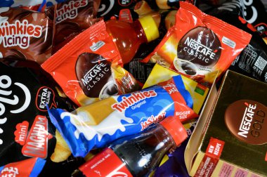 Kahire, Mısır, 4 Kasım 2023: Süpermarketten çeşitli ürünler, Nescafe klasiği, Nescafe tatlandırılmış cappuccino, çay ve malzeme, şekerli kek, molto, Cadbury çikolatası, meşrubat