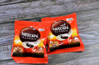 Kahire, Mısır, 4 Kasım 2023: Nescafe Classic sachet, Nescaf, Nestle tarafından üretilen bir kahve türüdür.