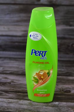 Kahire, Mısır, 6 Kasım 2023: Pert Plus uzun saçlar için badem yağı, Procter ve Gamble tarafından üretilen bir Amerikan şampuan ve saç kremi markası.