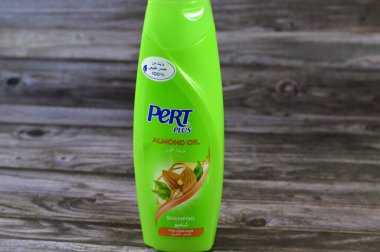 Kahire, Mısır, 6 Kasım 2023: Pert Plus uzun saçlar için badem yağı, Procter ve Gamble tarafından üretilen bir Amerikan şampuan ve saç kremi markası.