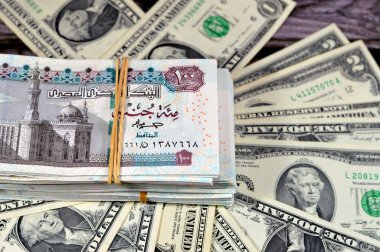 Mısır para yığını 100 EGP LE 100 Mısırlı Pound banknotları Amerikan dolarları eski antika banknotlar, Mısır ve ABD döviz kuru kuru