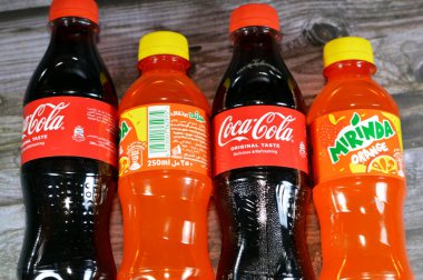 Kahire, Mısır, 4 Kasım 2023: Coca-Cola, ya da Coca-Cola ve Mirinda plastik şişeleri, The Coca-Cola Company, Mirinda adlı çok uluslu Amerikan içecek markası.
