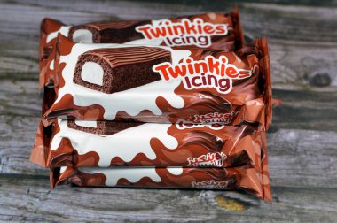Kahire, Mısır, 4 Kasım 2023: Twinkies Icing, Twinkie, Hostess Brands, Inc. 'in sahip olduğu kremalı altın sünger keki olarak tanımlanan bir Amerikan aperatiftir.