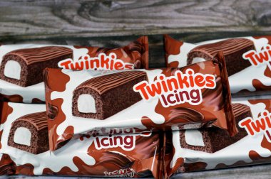 Kahire, Mısır, 4 Kasım 2023: Twinkies Icing, Twinkie, Hostess Brands, Inc. 'in sahip olduğu kremalı altın sünger keki olarak tanımlanan bir Amerikan aperatiftir.