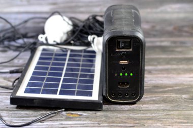 Güneş paneli ile yüklü çok amaçlı bir pil, elektron üreten materyallerden oluşan fotovoltaik (PV) hücreler kullanarak güneş ışığını elektriğe dönüştüren bir cihaz.