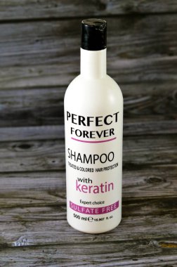 Kahire, Mısır, 6 Kasım 2023: Keratin, uzman seçimi, saç bakımı, güzellik ve moda konsepti için sülfatsız, sonsuza dek şampuan, tedavi ve renkli saç koruması