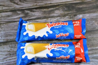Kahire, Mısır, 4 Kasım 2023: Twinkie orjinal tat, Twinkie, Hostess Brands, Inc. 'in sahip olduğu kremalı altın sünger kek olarak tanımlanan bir Amerikan aperatiftir.