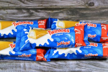 Kahire, Mısır, 4 Kasım 2023: Twinkie orjinal tat, Twinkie, Hostess Brands, Inc. 'in sahip olduğu kremalı altın sünger kek olarak tanımlanan bir Amerikan aperatiftir.