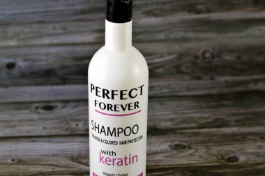 Kahire, Mısır, 6 Kasım 2023: Keratin, uzman seçimi, saç bakımı, güzellik ve moda konsepti için sülfatsız, sonsuza dek şampuan, tedavi ve renkli saç koruması