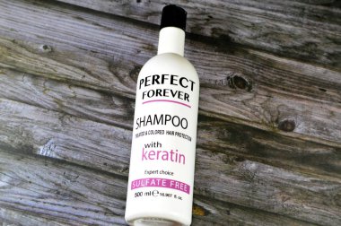 Kahire, Mısır, 6 Kasım 2023: Keratin, uzman seçimi, saç bakımı, güzellik ve moda konsepti için sülfatsız, sonsuza dek şampuan, tedavi ve renkli saç koruması