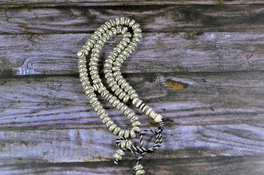 Müslümanların Allah 'a şükretmek için kullandığı 99 tespih boncuklu İslami tespih. Allah' ı övmek ve övmek gibi cümleler kurarak.