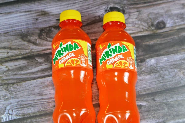 Kahire, Mısır, 4 Kasım 2023: Mirinda, 1959 'da İspanya' da üretilen ve 1970 'ten beri PepsiCo tarafından küresel olarak dağıtılan bir içecek markası. Adı Esperanto 'dan geliyor ya da hayranlık uyandırıcı.
