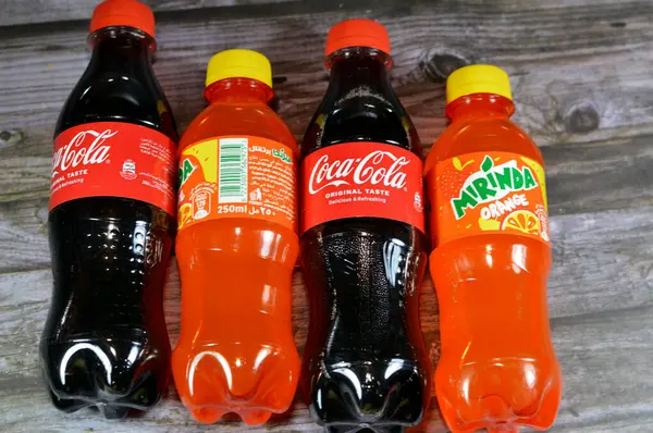 Kahire, Mısır, 4 Kasım 2023: Coca-Cola, ya da Coca-Cola ve Mirinda plastik şişeleri, The Coca-Cola Company, Mirinda adlı çok uluslu Amerikan içecek markası.
