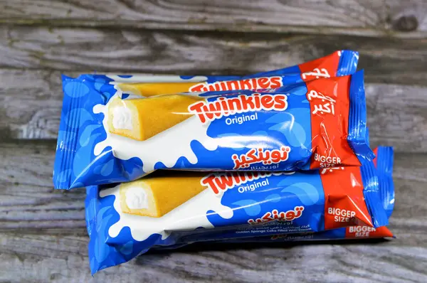 Kahire, Mısır, 4 Kasım 2023: Twinkie orjinal tat, Twinkie, Hostess Brands, Inc. 'in sahip olduğu kremalı altın sünger kek olarak tanımlanan bir Amerikan aperatiftir.